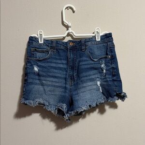Women’s No Boundaries frayed jean shorts